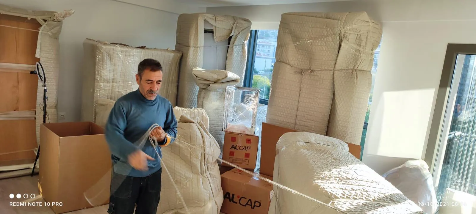Ekip eşyaları özenle paketliyor