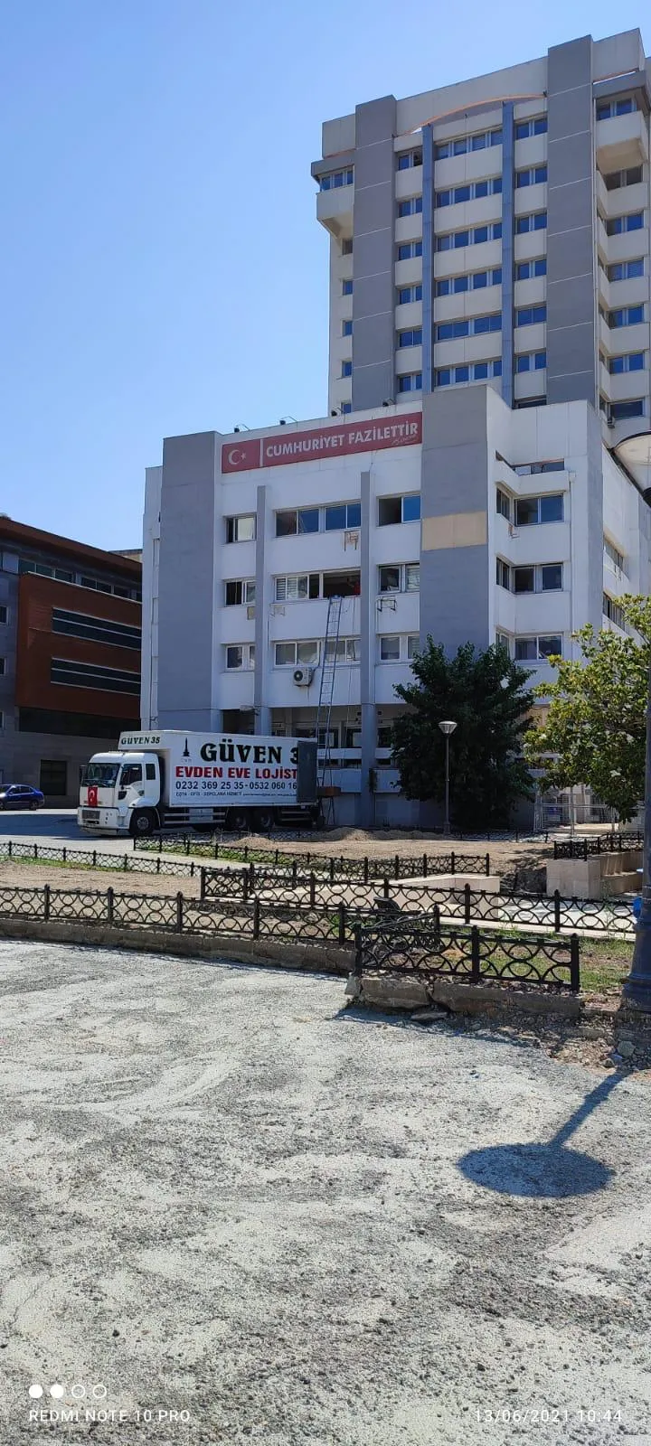 Güven35 kamyonu site taşımasında